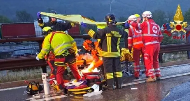 Auto contro un tir sull’A22, gravissimo un 21enne altoatesino