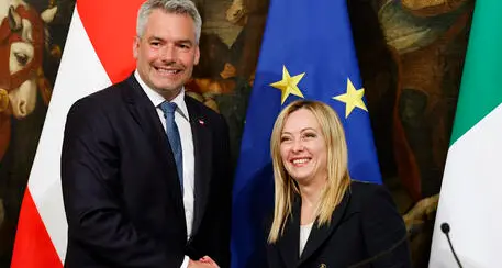 Nehammer a Meloni: «Sui migranti cambiare paradigma»
