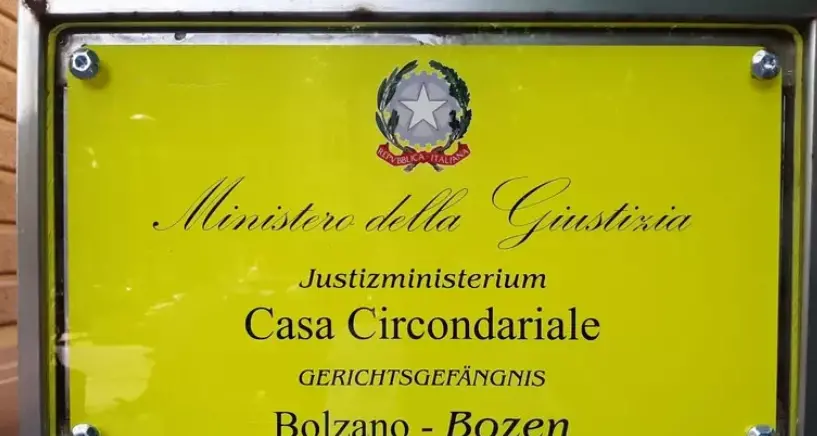 Detenuto aggredisce due poliziotti penitenziari nel carcere di Bolzano