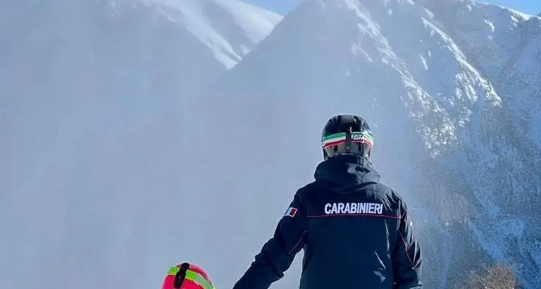 Sesto Pusteria, abbandonano bimba di sei anni vicino al rifugio e vanno a sciare: al ritorno dopo due ore trovano i carabinieri