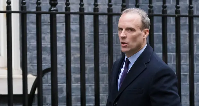 Omicron: Raab, Gb non può escludere lockdown di Natale