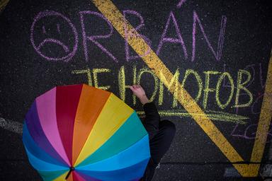 Ungheria adotta prima legge che elimina disposizioni anti-Lgbt+ di Orbán