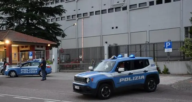 Rapina in un supermercato a Merano: rubano e poi prendono a pugni un cliente che cerca di fermarli
