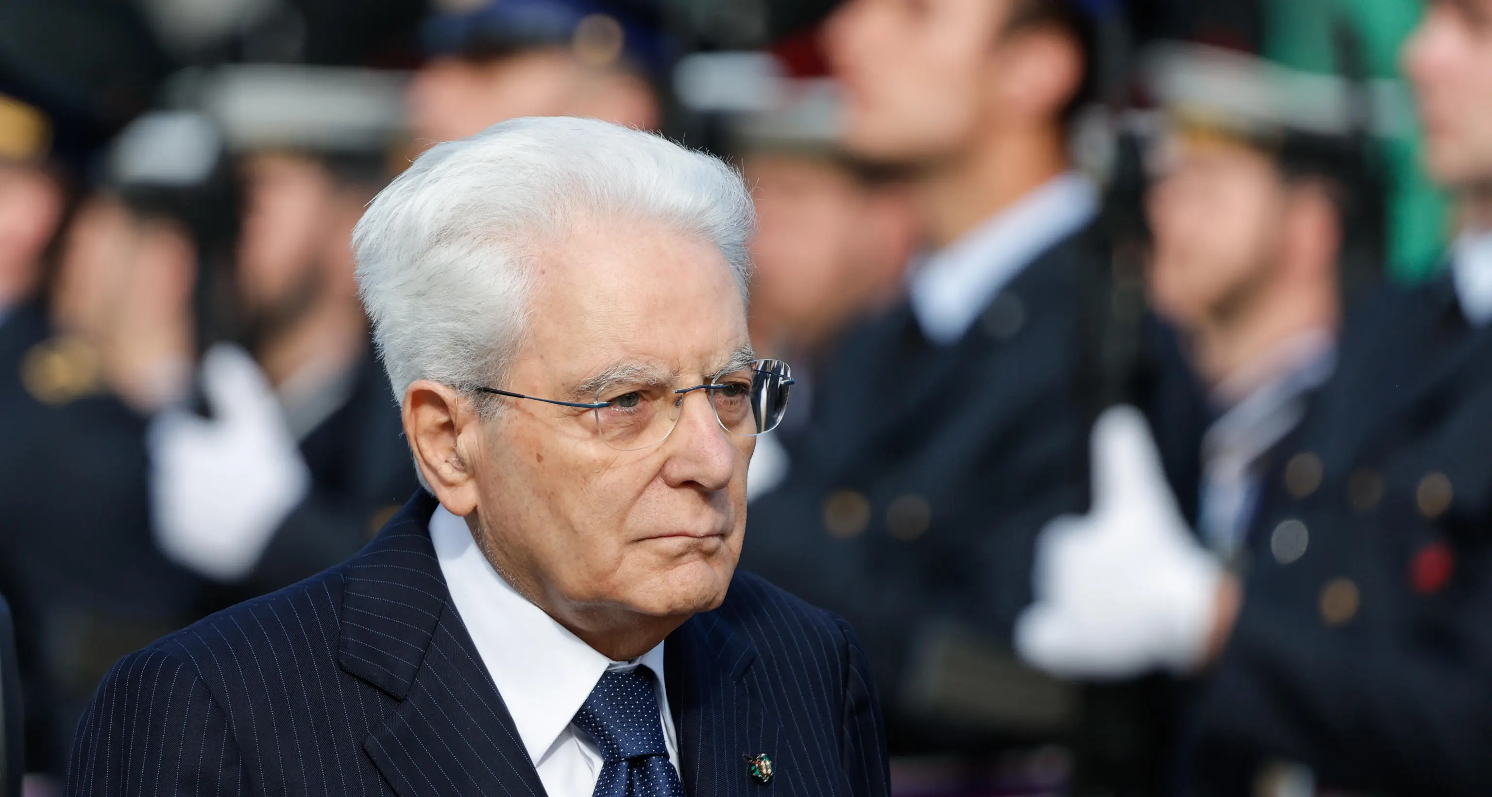 25 Aprile: Mattarella depone una corona al Milite ignoto
