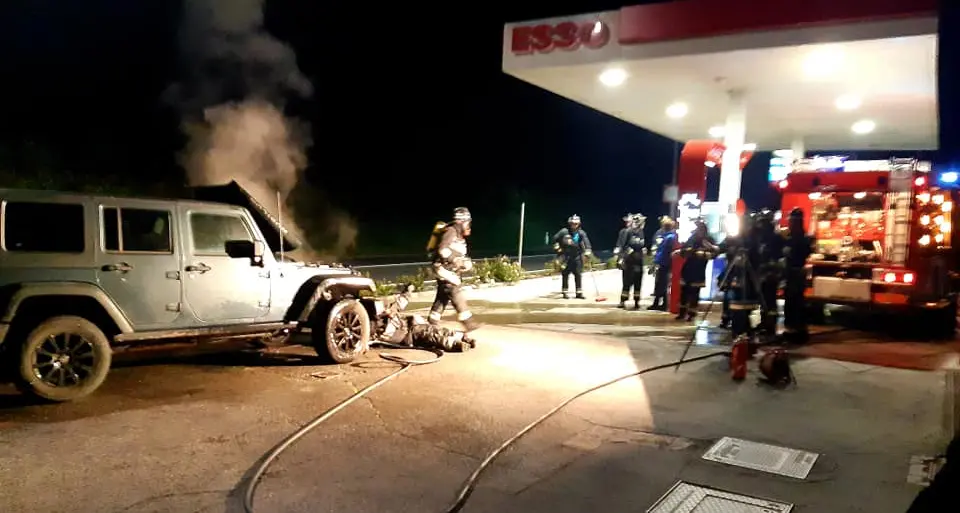 Lasa, auto in fiamme all’interno della stazione di servizio