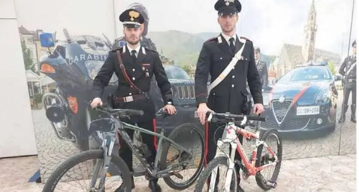 Scolaro in gita sventa il furto di due biciclette