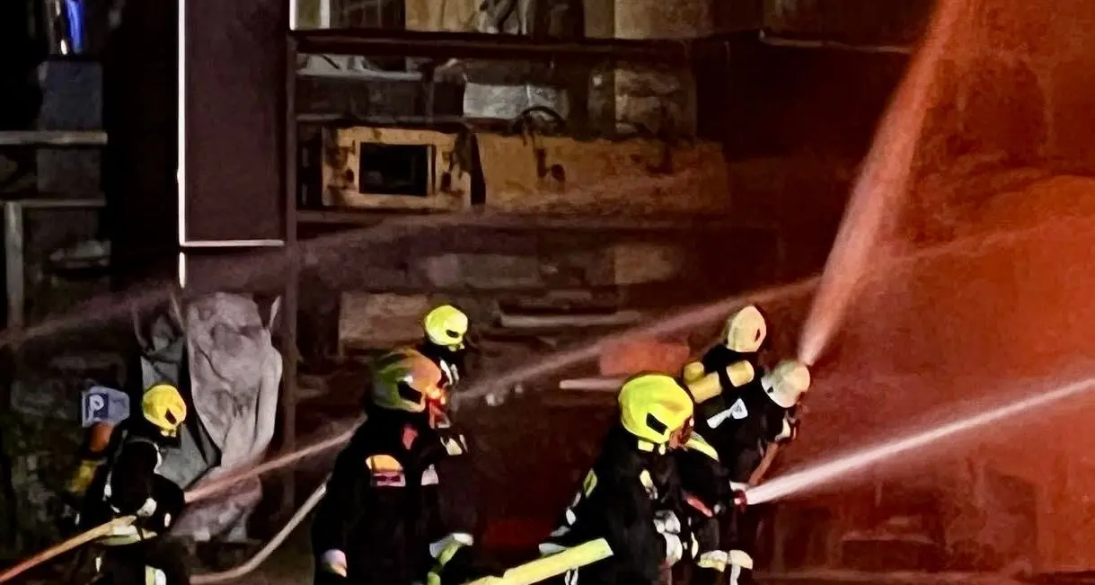 Incendio sul tetto a Rio Bianco, vigili del fuoco ancora al lavoro. Ci sono degli intossicati