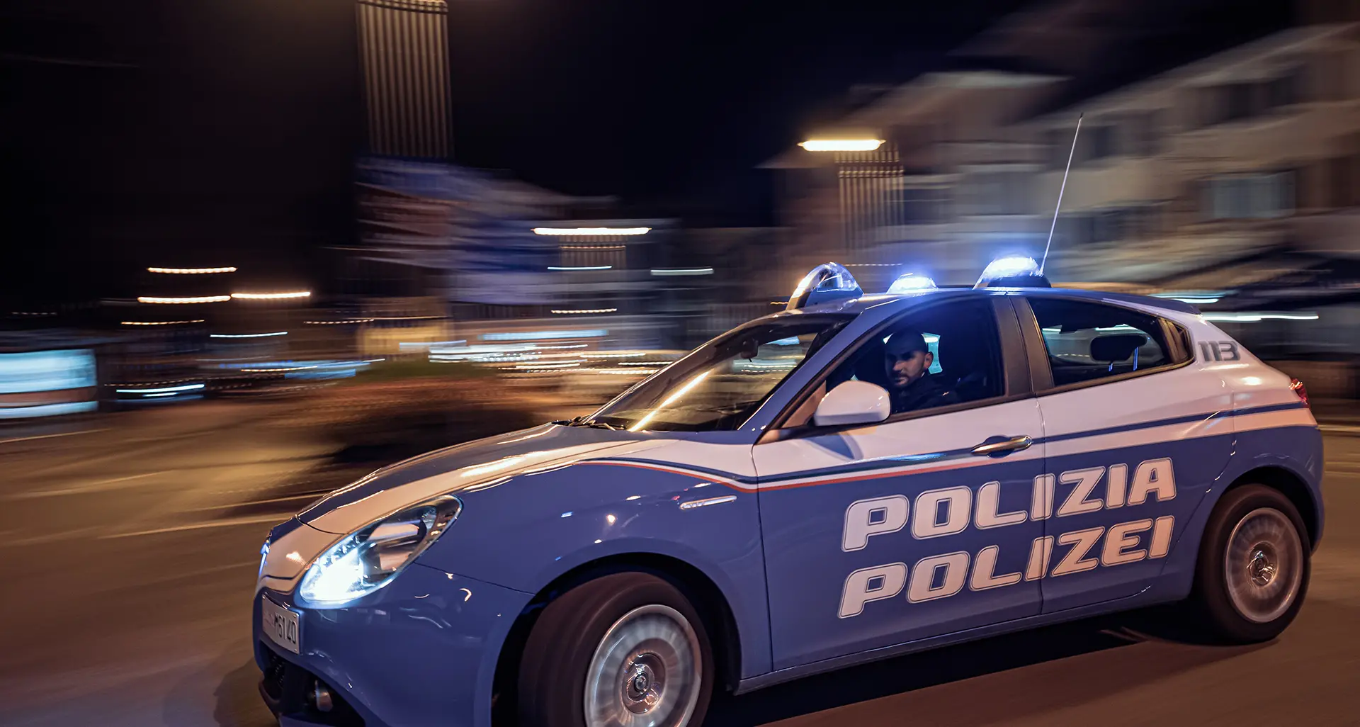 Aggredisce la moglie e un’amica intervenuta in sua difesa: denunciato