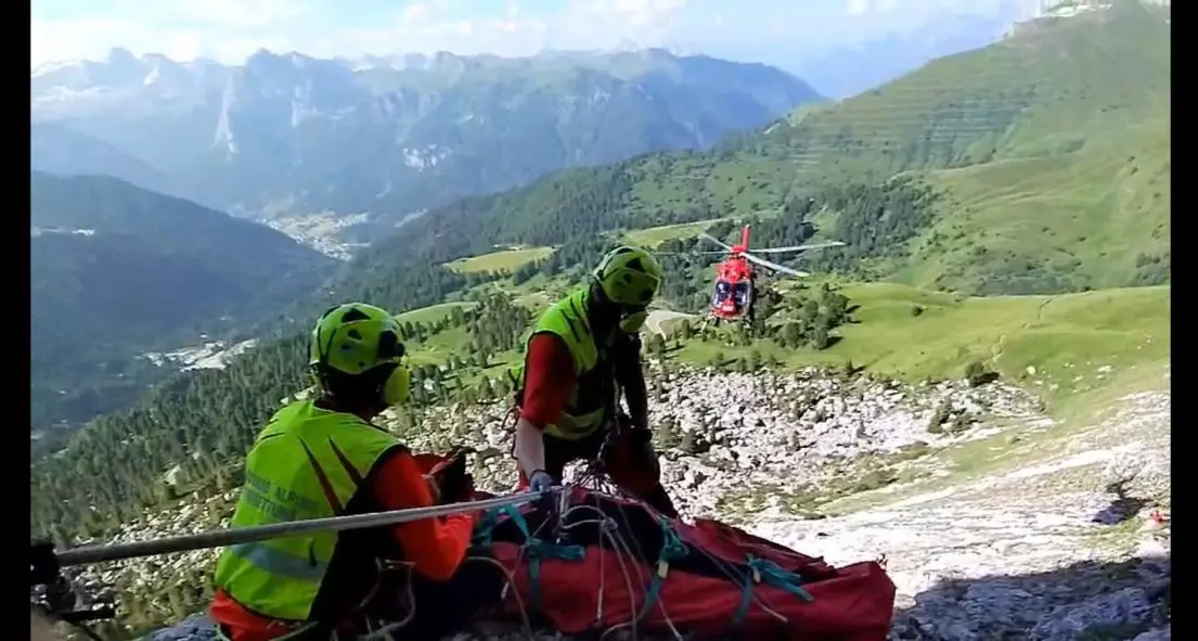 Torri del Sella, cade per venti metri: vertebre fratturate, in elicottero a Bolzano
