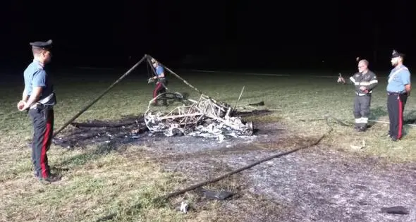 Deltaplano a fuoco a Parma, vittime due amici