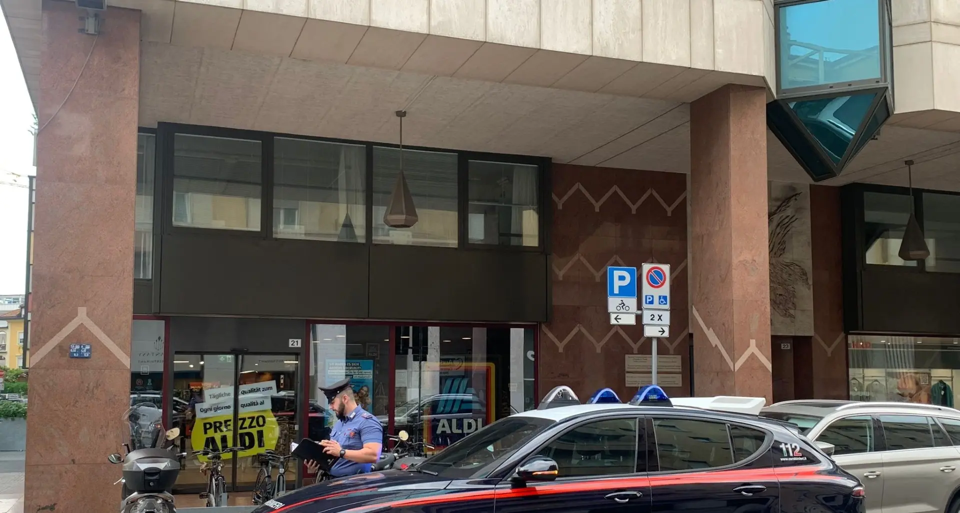 Bolzano, ruba da Aldi e fugge: arrestato dai carabinieri dopo un inseguimento in centro storico