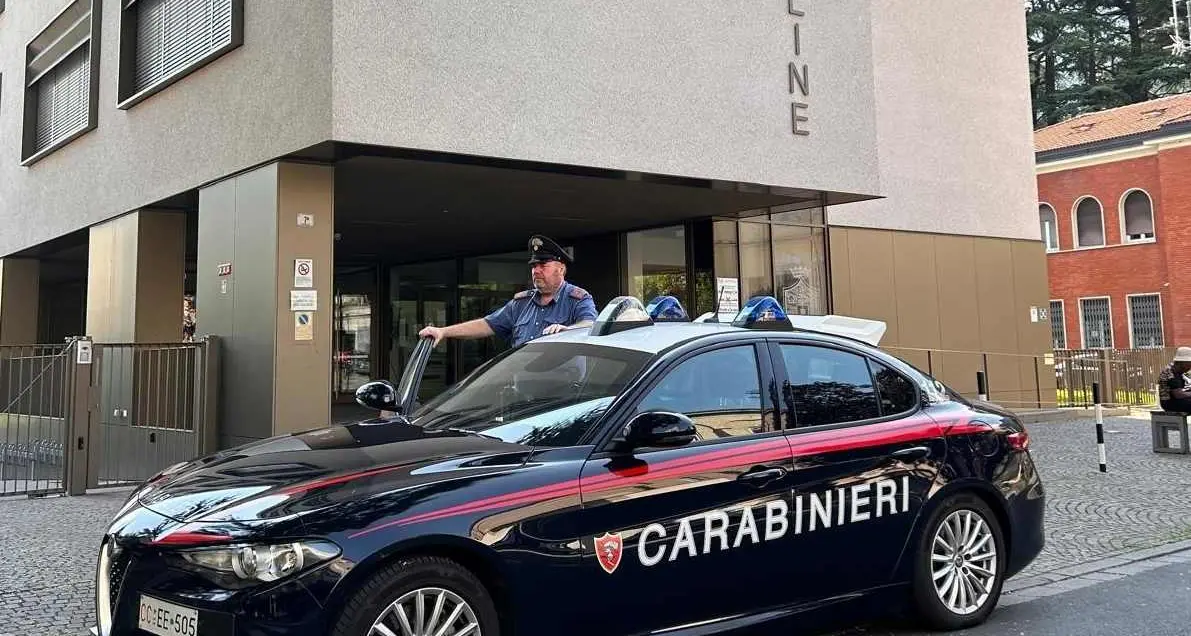 Bolzano, tenta di rubare nelle auto e negli armadietti al parcheggio delle Marcelline: preso dopo un inseguimento spettacolare