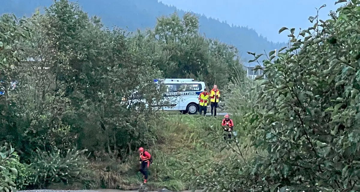 Tragedia in Tirolo, bimbo disabile annega in un fiume fiume dopo una rapina al padre