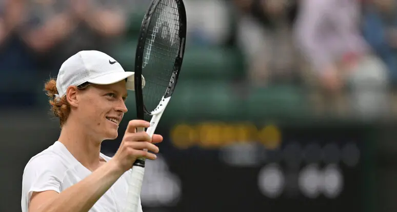Wimbledon, esordio vincente per Sinner: cede un set ma passa il turno, ora derby con Berrettini