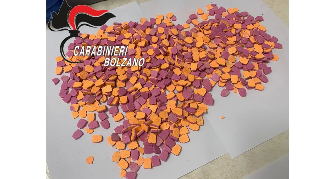 Spaccio, arrestato un ventenne: aveva in casa centinaia di pasticche di ecstasy