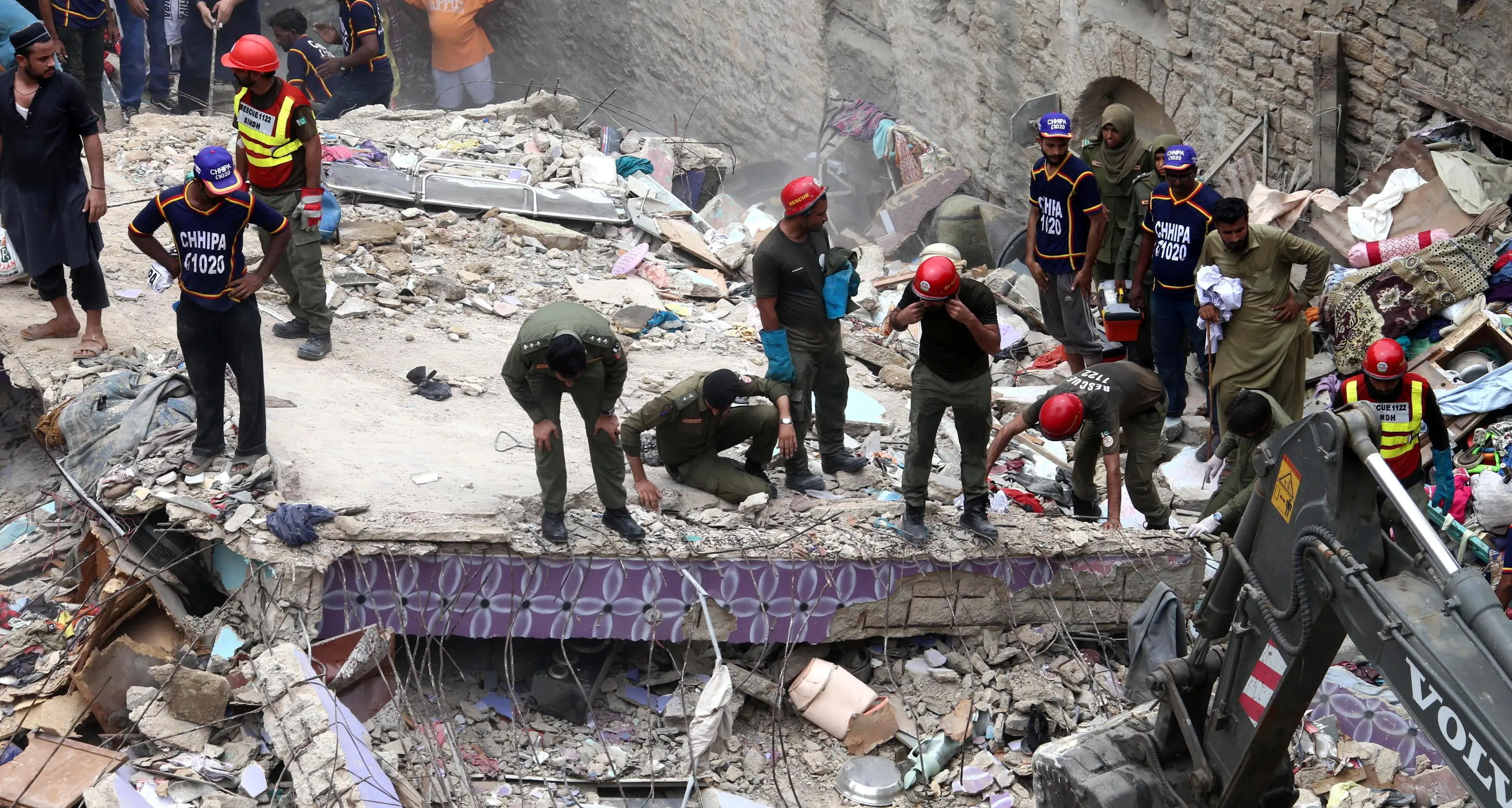 Pakistan: almeno otto morti nel crollo di un edificio a Karachi