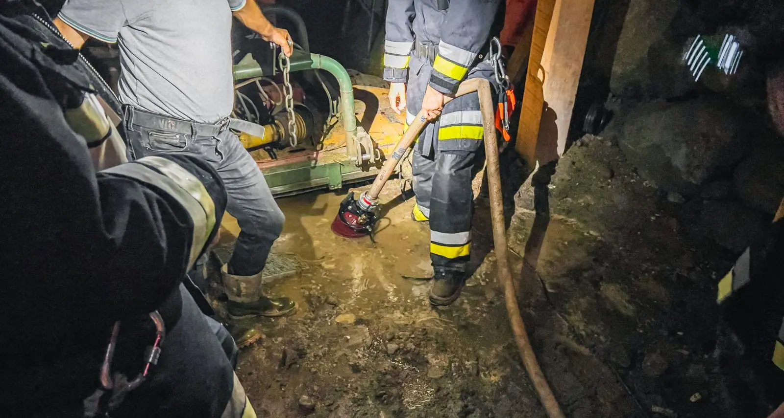 Parcines, quanta pioggia: intervengono i vigili del fuoco