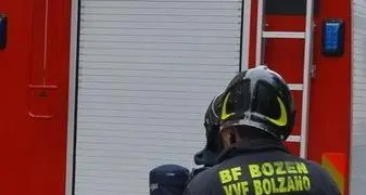 Accende un fuoco per scaldarsi: incendio a Bolzano, nessun ferito