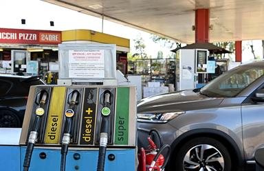 Sale ancora il prezzo dei carburanti, in un mese la benzina costa 5,5 cents in più