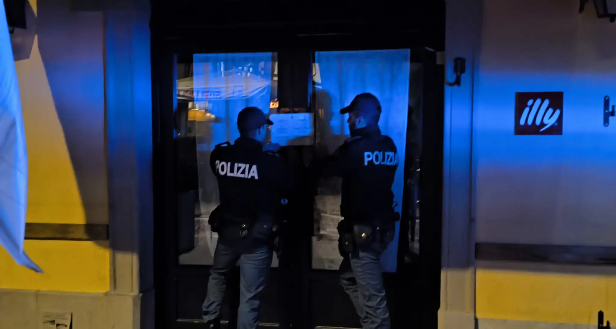 Violenta rissa fra stranieri lungo il Talvera, la polizia denuncia sette persone e chiude il bar