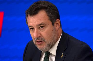 Salvini, surreale che l'Italia dipenda da logiche dello zero virgola