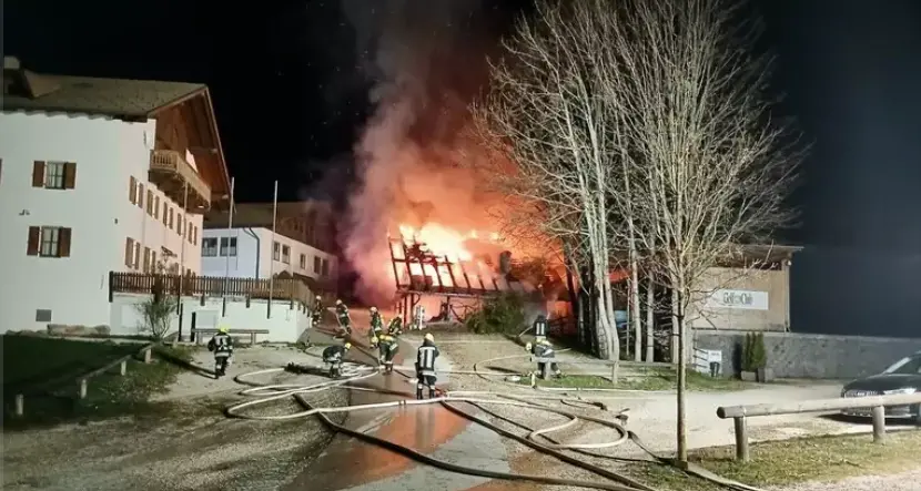 Un incendio distrugge un deposito del Golf Club di Monte San Pietro