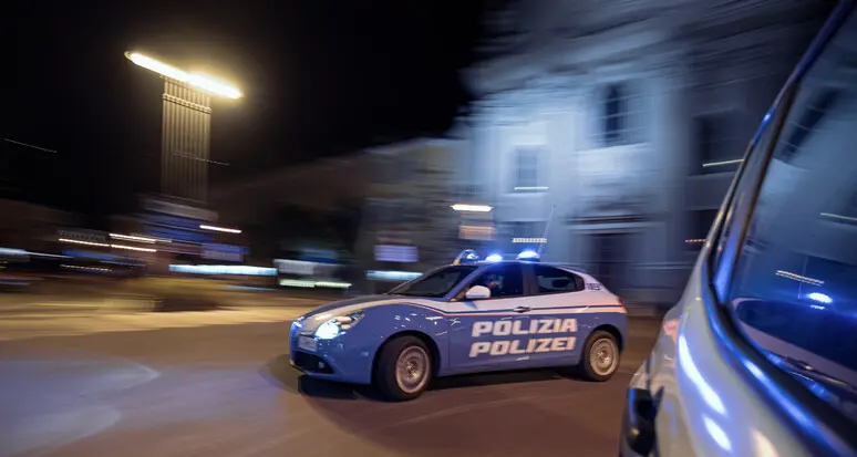 Spacca i finestrini di 4 auto in sosta e le ripulisce: arrestato dopo un inseguimento notturno