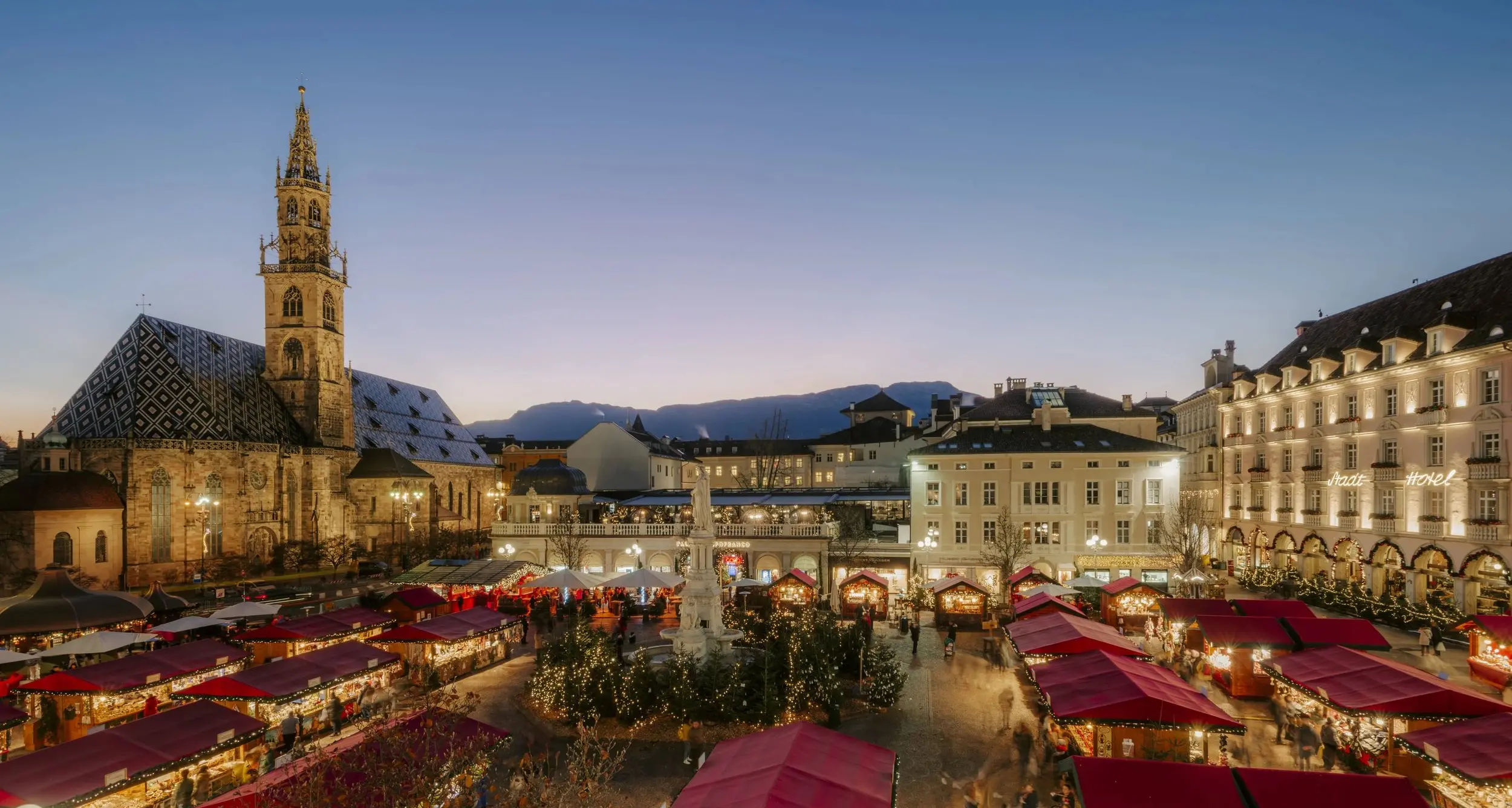 Bolzano accende il Mercatino di Natale: luci, arte, tradizione e novità