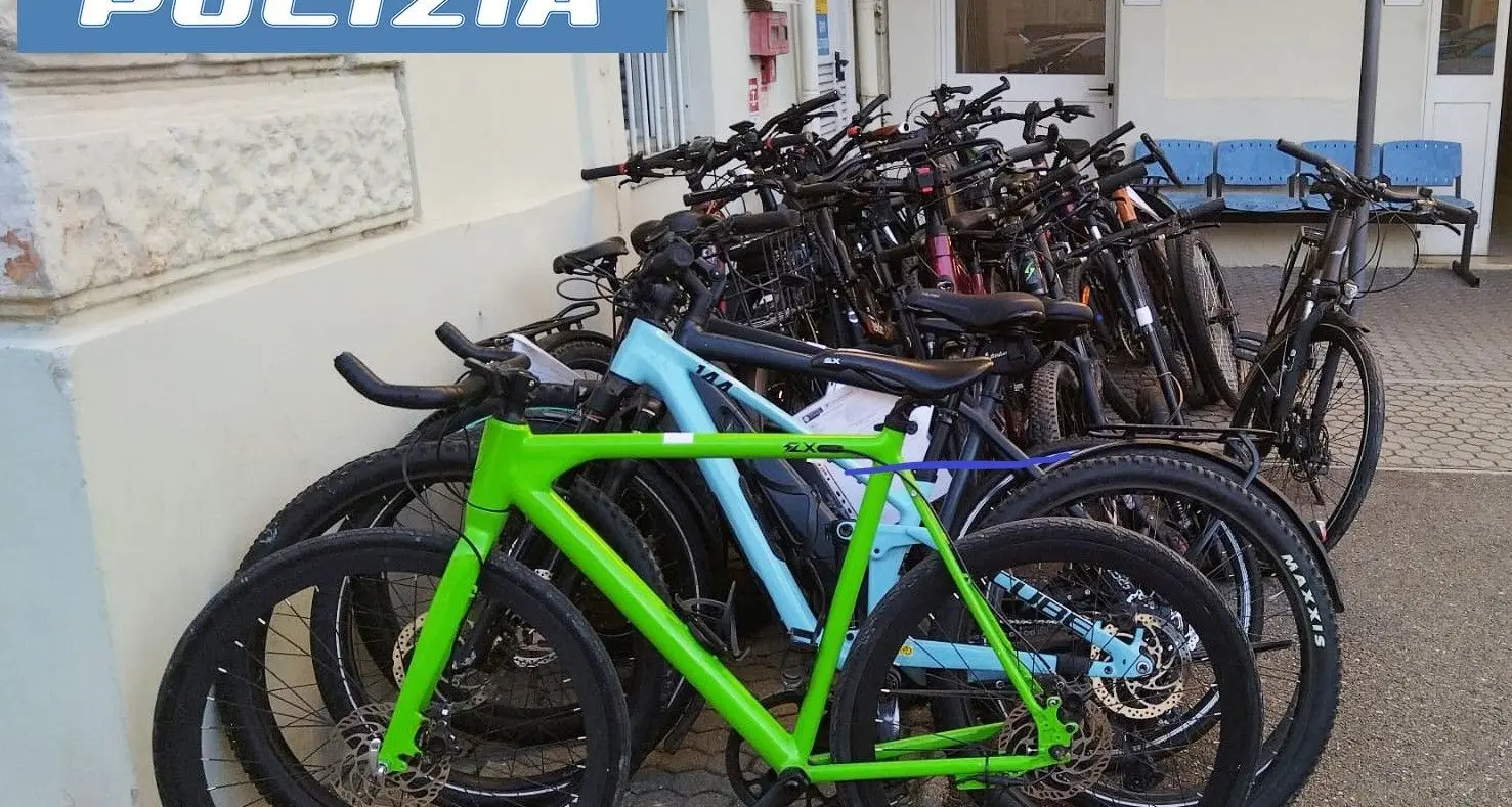 In un deposito di refurtiva scoperti 23 costose bici e attrezzature edili