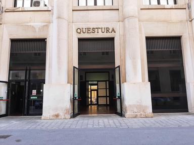 Aggredisce l'ex moglie sul posto di lavoro e tenta di darle fuoco