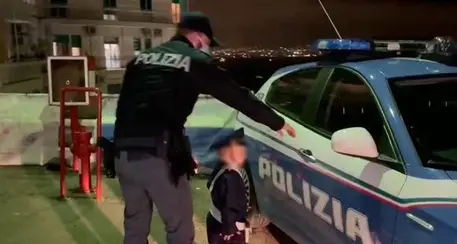 Guarisce da una rara malattia, la polizia esaudisce il suo desiderio