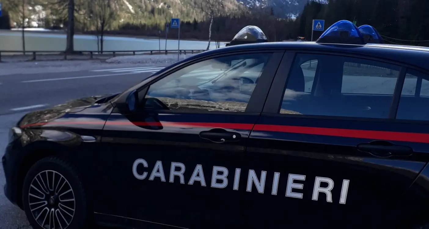 Dobbiaco, paga 700 euro per un’auto radiocomandata ma non arriva: scatta la denuncia