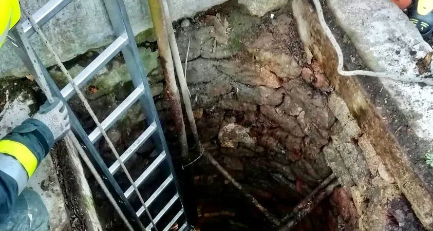 Paura a Terlano, padre e figlio finiscono in un pozzo: salvati dai vigili del fuoco