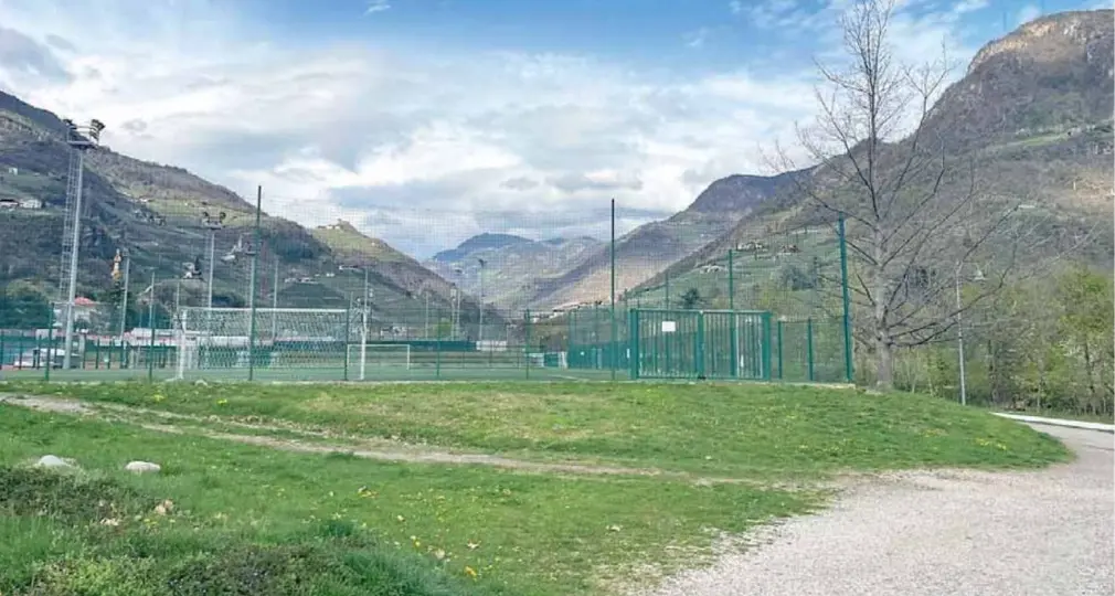 Tentata violenza sui prati del Talvera: a volto coperto aggredisce una ragazza