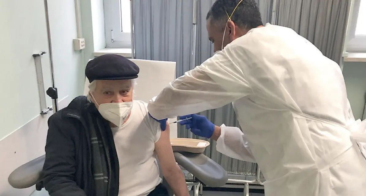 La lezione degli over 80, in fila per il vaccino: “Solo così può vincere la vita”