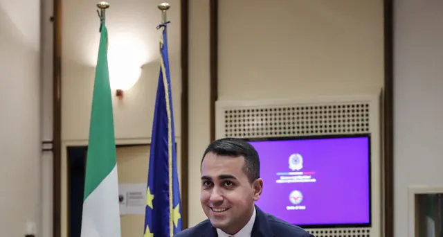 Di Maio, fare un passo indietro, la crisi la vive il paese