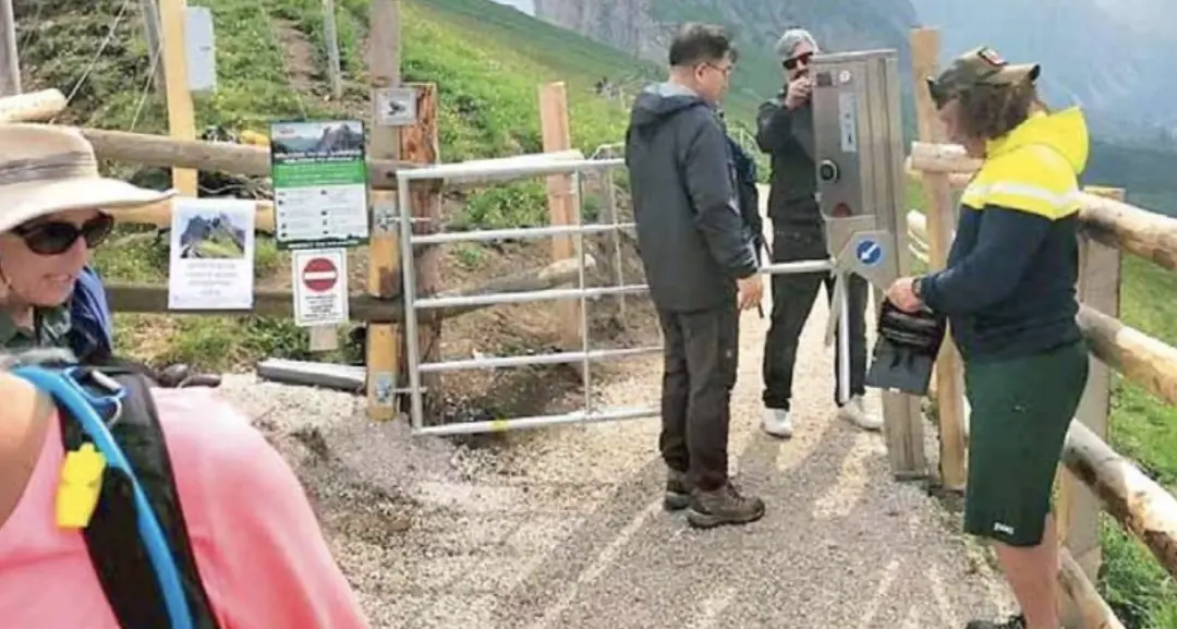 Tornelli a pagamento sul sentiero del Seceda, scoppia la polemica