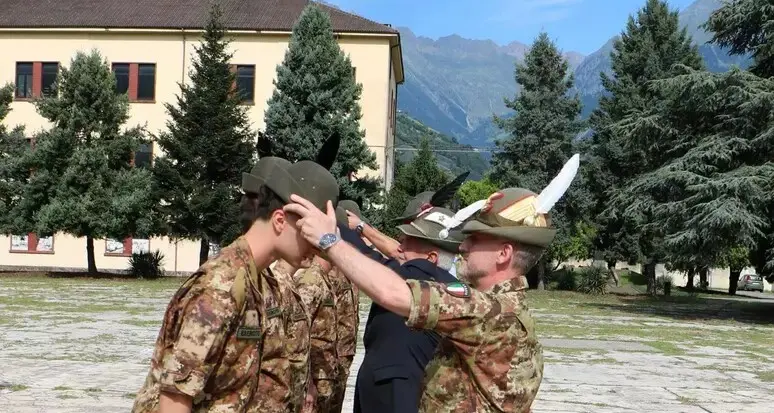 Merano, la “penna nera” a 30 giovani del Reggimento Logistico Julia