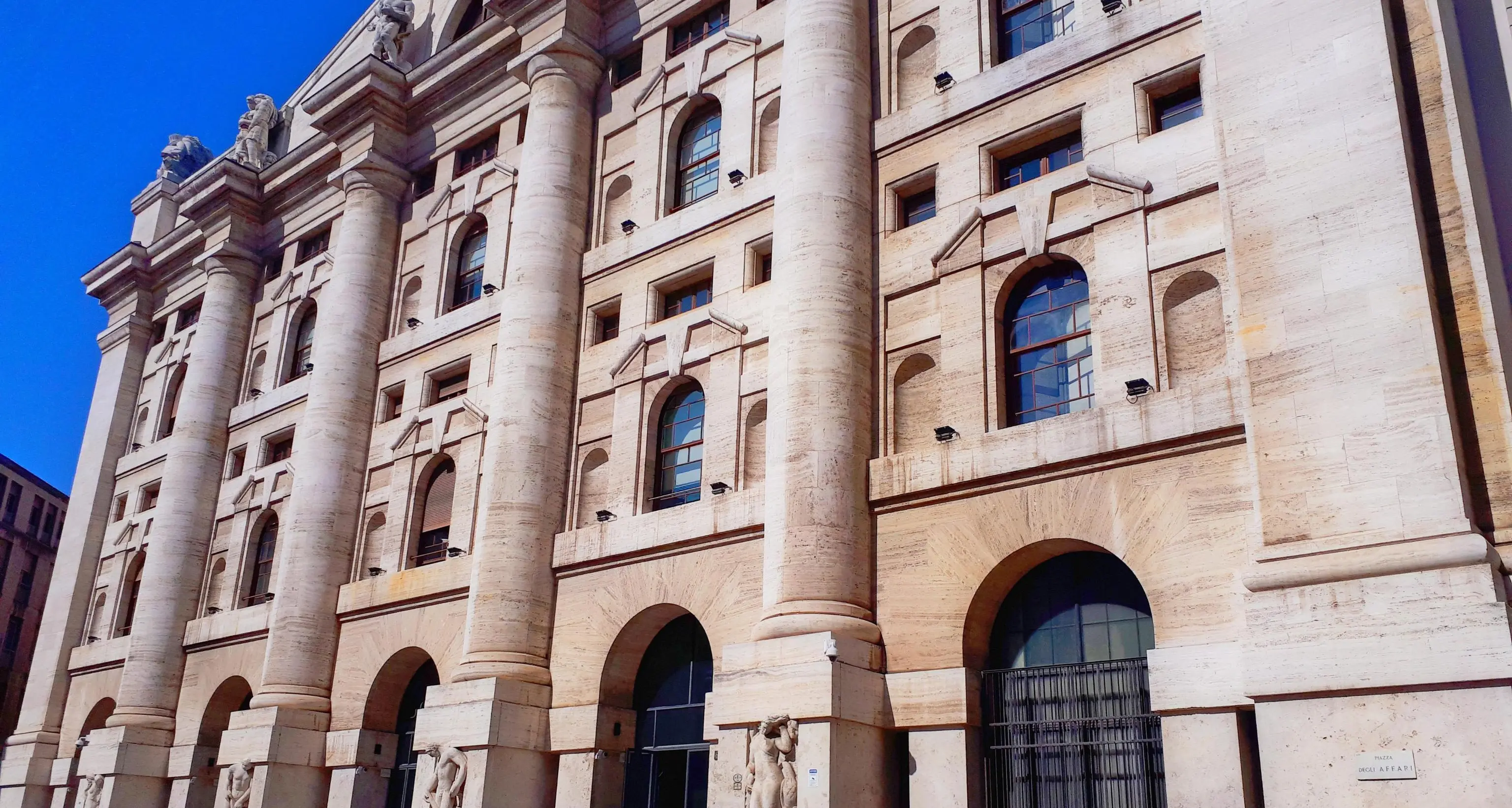 Borsa: Milano gira subito in calo (-0,15%), frena Tenaris, corre Stm