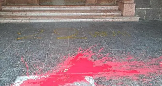 Vernice rossa sulla scalinata del Municipio di Bolzano: la condanna è unanime