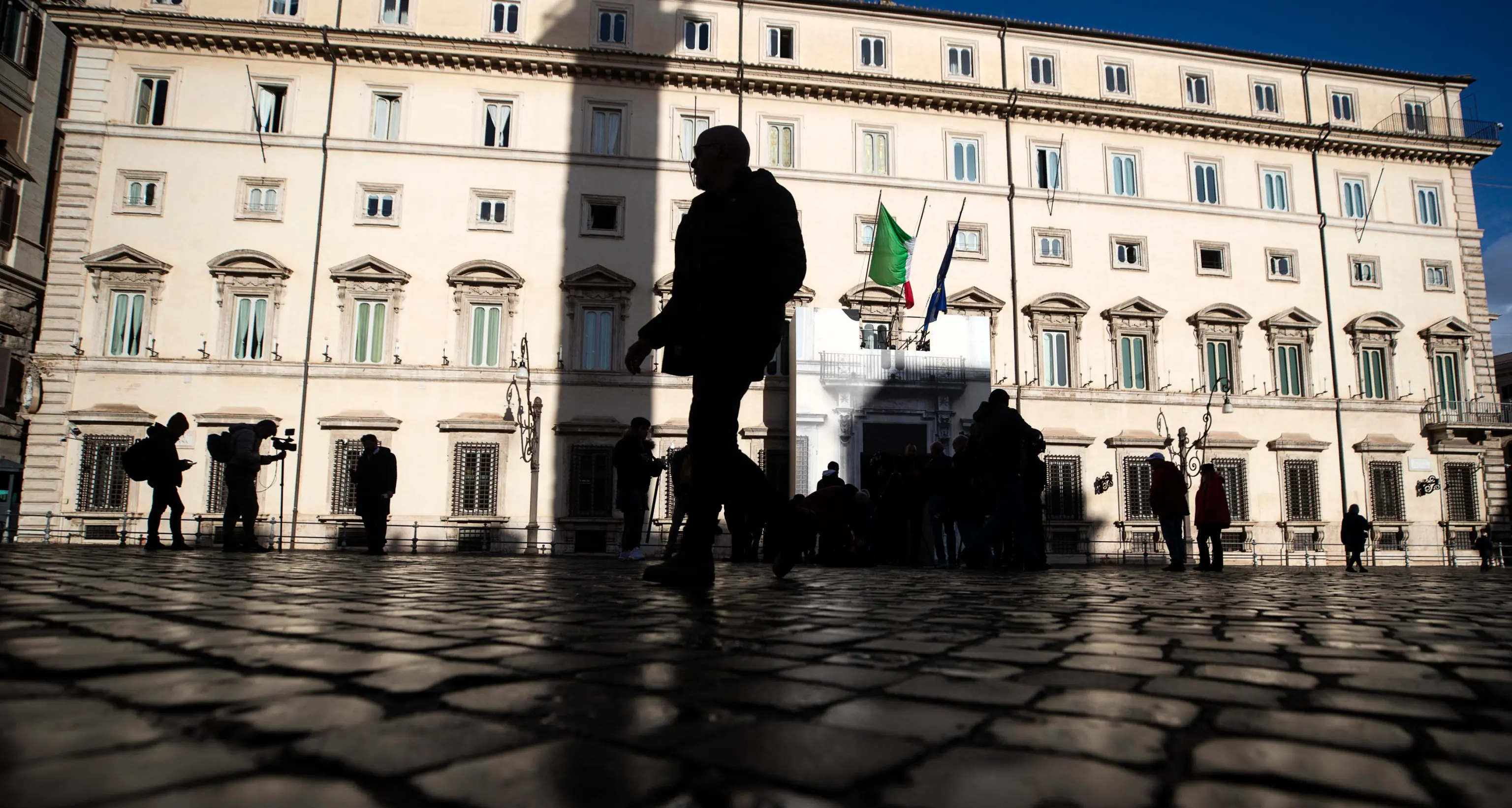 Def: debito sale ma resta sotto 140%, nel 2024 è al 137,8%