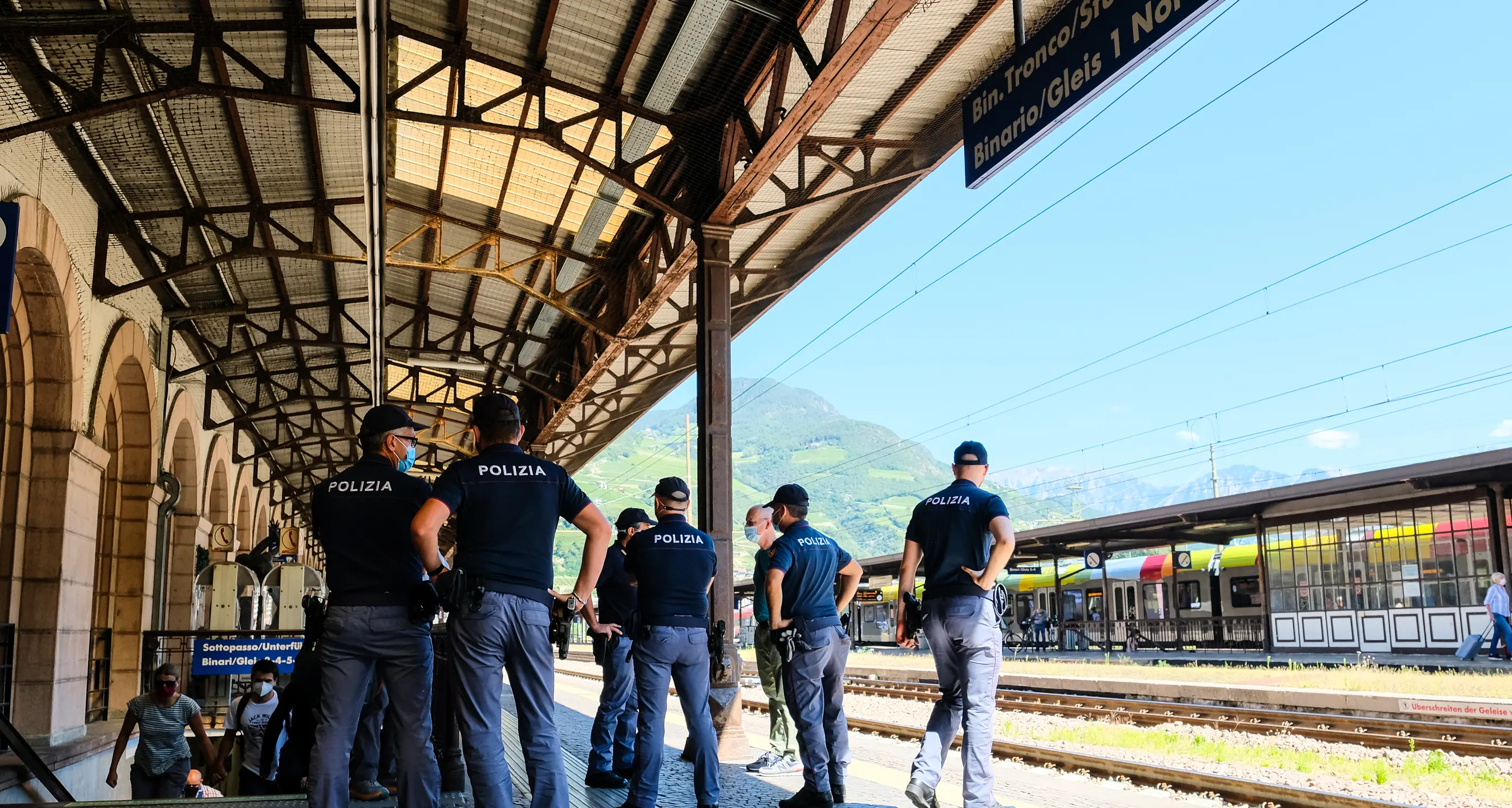 Manifestazione contro il Green pass in stazione a Bolzano: più poliziotti che manifestanti