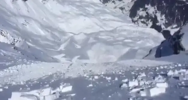 Valanga in Tirolo, tratti in salvo nove sciatori. Ricerche per escludere altri coinvolti