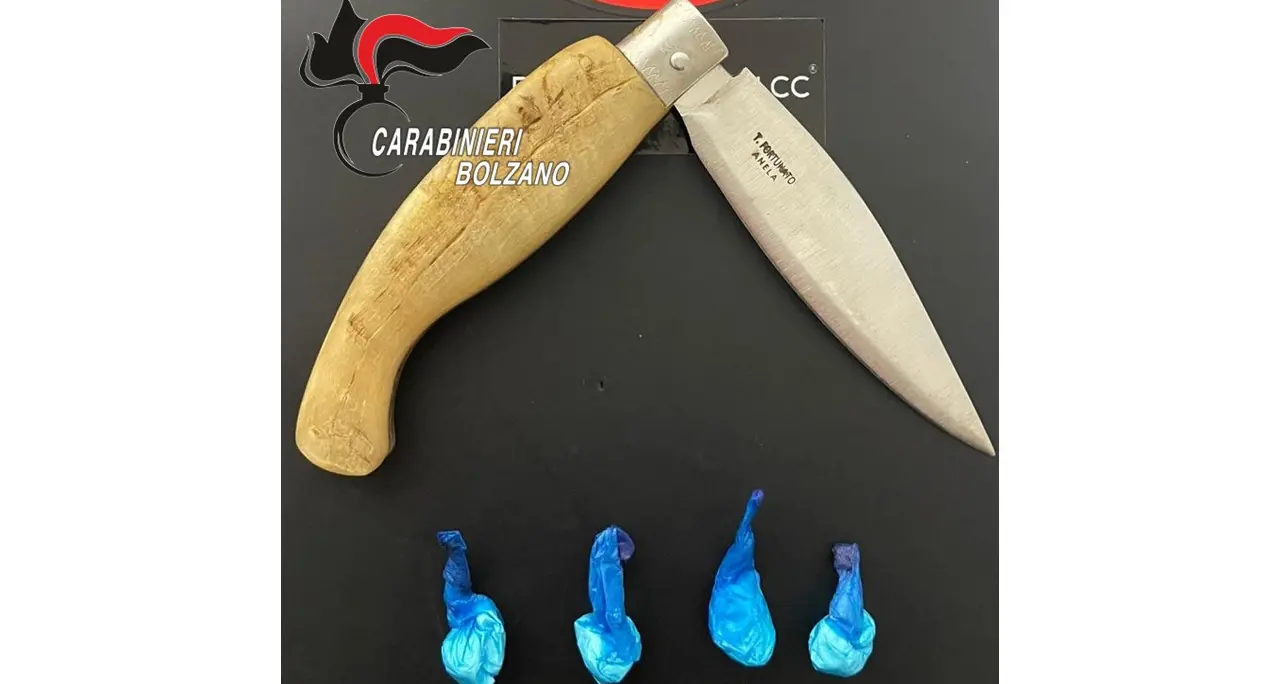Lotta allo spaccio e sicurezza urbana: i carabinieri sequestrano cocaina e un'arma bianca