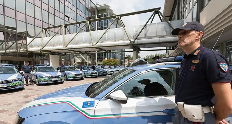 Brennero, tre passatori arrestati al casello: stavano portando 21 cittadini turchi in Austria