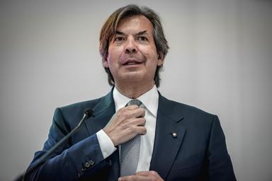 Intesa oltre le attese, l'utile del semestre a 5,5 miliardi