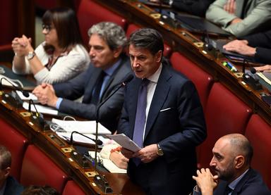 Protesta M5s sul caso Delmastro, alla Camera e al Senato urla 'Fuori le chat'