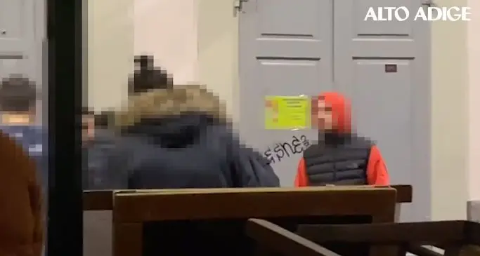 Bolzano, Caramaschi firma l’ordinanza restrittiva: stretta su musica e alcol fuori dai locali