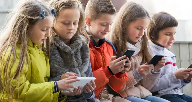 «Smartphone, promuovere l’alfabetizzazione digitale già dalla scuola primaria