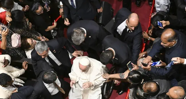 Papa: Dio chiede amare nemici, spezzare spirale vendetta